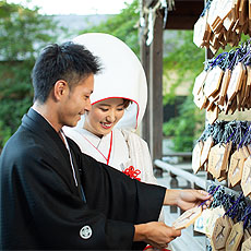 和装の新郎新婦